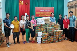 Nhiều tổ chức, cá nhân, các nhà hảo tâm trong và ngoài tỉnh chia sẻ khó khăn với đồng bào bị lũ quét ở huyện Kỳ Sơn. (Ảnh: Văn Tý/TTXVN)