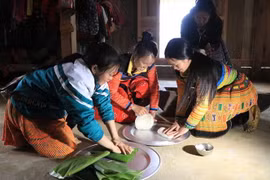 Gạo nếp nương sau khi giã mịn được gói vào lá chuối theo hình tròn. (Ảnh: Hữu Quyết/TTXVN)