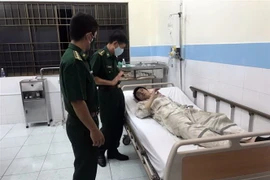 Một thuyền viên đã tỉnh, tiếp xúc tốt. (Ảnh: TTXVN phát)