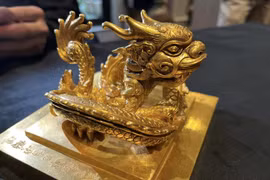 Ấn vàng được đấu giá. (Nguồn: VTV)