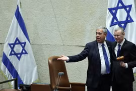 Ông Yariv Levin (phải) sẽ trở thành Chủ tịch Quốc hội Israel, thay thế ông Mickey Levy. (Nguồn: Times of Israel)