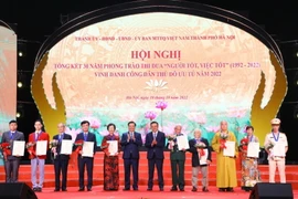 Ủy viên Bộ Chính trị, Bí thư Thành ủy Hà Nội Đinh Tiến Dũng và Chủ tịch UBND thành phố Trần Sỹ Thanh vinh danh 10 Công dân Thủ đô ưu tú năm 2022. (Ảnh: Văn Điệp/TTXVN)