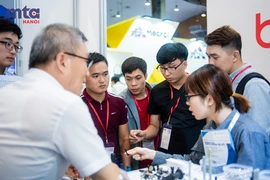 Khách tham quan được trực tiếp trao đổi với nhà cung cấp về sản phẩm trưng bày.