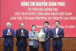 Chủ tịch nước Nguyễn Xuân Phúc tặng đồ lưu niệm cho Ban Thường vụ Tỉnh ủy Lai Châu. (Ảnh: Thống Nhất/TTXVN)