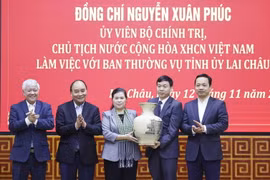 Chủ tịch nước Nguyễn Xuân Phúc tặng đồ lưu niệm cho Ban Thường vụ Tỉnh ủy Lai Châu. (Ảnh: Thống Nhất/TTXVN)