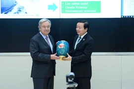 Bộ trưởng Bộ Tài nguyên và Môi trường Trần Hồng Hà trao tặng quà cho Tổng Thư ký Liên hợp quốc António Guterres. (Ảnh: Minh Đức/TTXVN)