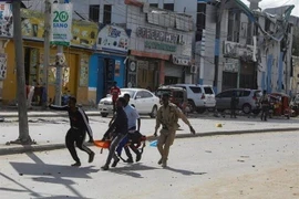Chuyển nạn nhân bị thương trong một vụ đánh bom ở thủ đô Mogadishu đi cấp cứu. (Ảnh: Reuters/TTXVN)