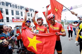 Việt Nam mở cửa biên giới, tổ chức thành công SEA Games 31: Đoàn thể thao Việt Nam đã khép lại Đại hội thể thao Đông Nam Á trên sân nhà với thành công vượt ngoài mong đợi khi giành ngôi vị số 1 trên bảng tổng sắp huy chương SEA Games 31. (Ảnh: TTXVN)