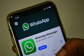 Biểu tượng của ứng dụng WhatsApp trên màn hình điện thoại. (Ảnh: AFP/TTXVN)