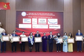 Đại sứ Nguyễn Phương Nga, Chủ tịch Liên hiệp các tổ chức hữu nghị Việt Nam và Thứ trưởng Bộ Ngoại giao Hà Kim Ngọc trao Bằng khen của Thủ tướng Chính phủ tặng các tổ chức phi Chính phủ nước ngoài. (Ảnh: An Đăng/TTXVN)