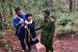 Thời điểm cơ quan chức năng tìm thấy 2 du khách đi lạc trong rừng. (Ảnh: Công an cung cấp)