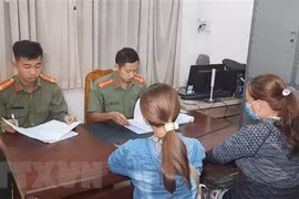 Lực lượng chức năng làm việc với hai nạn nhân bị lừa sang Campuchia làm việc nhẹ, lương cao. (Nguồn: TTXVN)