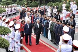 Chủ tịch nước Nguyễn Xuân Phúc với Tổng Thư ký Liên hợp quốc António Guterres tại lễ đón. (Ảnh: Lâm Khánh/TTXVN)