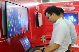 Giới thiệu các giải pháp chuyển đổi số phục vụ doanh nghiệp. (Ảnh: Xuân Triệu/TTXVN)