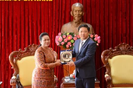 Bà Mean Som An, Thượng nghị sỹ, Chủ nhiệm Ủy ban y tế, các vấn đề xã hội, phục hồi kỹ năng, thanh niên, lao động, đào tạo nghề và công tác phụ nữ, Chủ tịch Nhóm Nghị sỹ hữu nghị Thượng viện Campuchia-Việt Nam trao quà lưu niệm cho thành phố Đà Nẵng. (Ảnh: