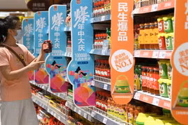 Người dân chọn mua hàng tại một siêu thị ở tỉnh Hà Bắc, Trung Quốc. (Ảnh: THX/TTXVN)