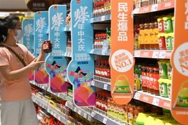 Người dân chọn mua hàng tại một siêu thị ở tỉnh Hà Bắc, Trung Quốc. (Ảnh: THX/TTXVN)