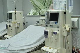 Máy lọc máu bị hư hỏng, khó khắc phục được. (Ảnh: Hoàng Nhị/TTXVN)