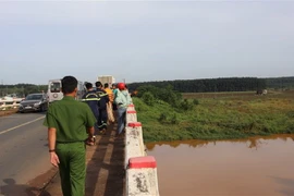 Hiện trường khu vực nghi người phụ nữ nhảy cầu. (Ảnh: Đậu Tất Thành/TTXVN)