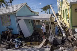Nhà cửa bị hư hại sau bão Ian tại Matlacha, bang Florida, Mỹ. (Ảnh: THX/TTXVN)