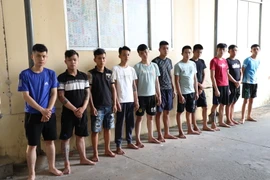 Nhóm đối tượng bị tạm giữ. (Ảnh: Thanh Tân/TTXVN)