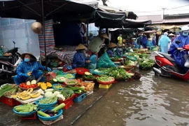 Nước sông Hoài dâng ngập chợ Hội An. (Ảnh: Trịnh Bang Nhiệm/TTXVN)
