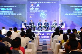 Đối thoại và trao đổi với lãnh đạo Chính phủ và các bộ, ngành. (Ảnh: Minh Đức/TTXVN)
