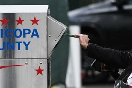 Một lái xe tham gia bỏ phiếu sớm trong cuộc bầu cử giữa nhiệm kỳ tại Phoenix, bang Arizona, Mỹ. (Ảnh: AFP/TTXVN)