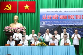 Sở Tài nguyên và Môi trường cùng Ủy ban Nhân dân các huyện, thành phố ký kết giao ước thi đua giải phóng mặt bằng dự án Vành đai 3 đoạn qua Thành phố Hồ Chí Minh. (Ảnh: Tiến Lực/TTXVN)