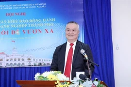 Tiến sỹ Lê Hoàng Thế, Phó Chủ tịch Hiệp hội Doanh nhân Việt Nam ở nước ngoài (BAOOV) đưa ra những kiến nghị nhằm thúc đẩy sự kết nối giữa doanh nghiệp kiều bào và doanh nghiệp Thành phố Hồ Chí Minh. (Ảnh: Xuân Khu/TTXVN)