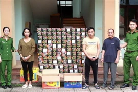 Các đối tượng vận chuyển trái phép 2,5 tạ pháo bị bắt giữ. (Ảnh: Tá Chuyên/TTXVN)