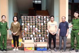 Các đối tượng vận chuyển trái phép 2,5 tạ pháo bị bắt giữ. (Ảnh: Tá Chuyên/TTXVN)