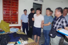 Lực lượng chức năng bắt giữ đối tượng cướp ngân hàng ở Thái Nguyên. (Ảnh: TTXVN phát)