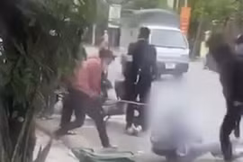 Em K bị hành hung. (Ảnh cắt từ clip)
