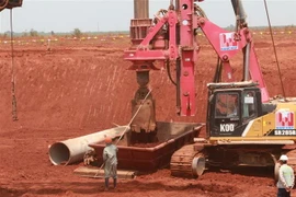 Thi công cọc khoan nhồi móng nhà ga hành khách sân bay Long Thành. (Ảnh: Công Phong/TTXVN)