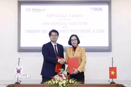 Tổng Giám đốc Thông tấn xã Việt Nam Vũ Việt Trang và Chủ tịch, Giám đốc điều hành Hãng thông tấn Yonhap Seong Ghi-hong ký kết Thỏa thuận hợp tác nghiệp vụ giữa TTXVN và Yonhap. (Ảnh: An Đăng/TTXVN)