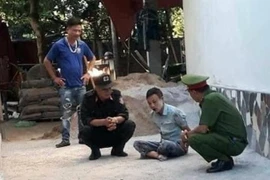 Đối tượng Tám bị lực lượng công an bắt giữ. (Ảnh: TTXVN phát)
