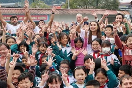 Đoàn tình nguyện viên Heroes for Life của Israel với các em học sinh Trường Tiểu học thị xã Sa Pa. (Ảnh: Quốc Khánh/TTXVN)