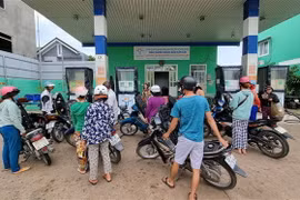 Người dân xếp hàng chờ đổ xăng với hạn mức đổ tối đa 30.000 đồng/lần tại cửa hàng xăng dầu Tấn Tài (phường Tấn Tài, thành phố Phan Rang-Tháp Chàm). (Ảnh: Nguyễn Thành/TTXVN)
