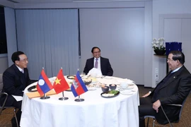 Thủ tướng Phạm Minh Chính, Thủ tướng Campuchia Samdech Techo Hun Sen và Thủ tướng Lào Phankham Viphavanh ăn sáng và làm việc. (Ảnh: Dương Giang/TTXVN)