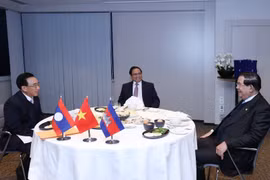 Thủ tướng Phạm Minh Chính, Thủ tướng Campuchia Samdech Techo Hun Sen và Thủ tướng Lào Phankham Viphavanh ăn sáng và làm việc. (Ảnh: Dương Giang/TTXVN)