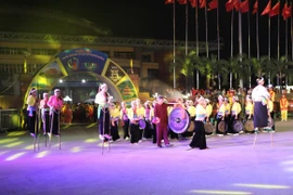 Một tiết mục đặc sắc của đồng bào dân tộc Mường tỉnh Ninh Bình tại Lễ hội đường phố. (Ảnh: Đức Phương/TTXVN)