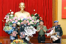 Thượng tướng Lương Tam Quang, Ủy viên Trung ương Đảng, Thứ trưởng Bộ Công an chúc mừng các sỹ quan Công an nhân dân lên đường thực hiện nhiệm vụ gìn giữ hòa bình Liên hợp quốc tại Nam Sudan. (Ảnh: Phạm Kiên/TTXVN)