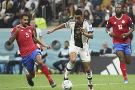 Cầu thủ Đức Jamal Musiala (giữa) đi bóng giữa các cầu thủ đội tuyển Costa Rica. Ả(nh: THX/TTXVN)