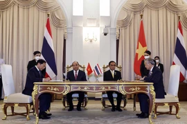 Chủ tịch nước Nguyễn Xuân Phúc và Thủ tướng Vương quốc Thái Lan Prayut Chan-o-cha chứng kiến lễ ký Chương trình hành động triển khai quan hệ đối tác chiến lược tăng cường Việt Nam- Thái Lan giữa Chính phủ nước CHXHCN Việt Nam và Chính phủ Vương quốc Thái 