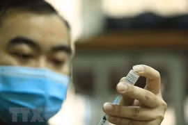 Tiêm vaccine ngừa COVID-19. (Nguồn: TTXVN)