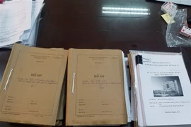 Nhiều tài liệu liên quan đến vụ án vi phạm quy định về đấu thầu gây hậu quả nghiêm trọng xảy ra tại Bệnh viện Đa khoa tỉnh Đồng Nai, Công ty cổ phần Tiến bộ Quốc tế (AIC) và các đơn vị liên quan bị lực lượng chức năng thu giữ. (Ảnh: Phạm Kiên/TTXVN)