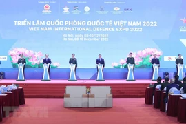 Thủ tướng Phạm Minh Chính và các đại biểu bấm nút khai mạc Triển lãm Quốc phòng quốc tế Việt Nam 2022. (Ảnh: Dương Giang/TTXVN)
