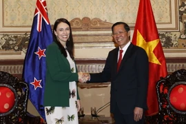 Chủ tịch Ủy ban Nhân dân Thành phố Hồ Chí Minh Phan Văn Mãi tiếp Thủ tướng New Zealand Jacinda Ardern. (Ảnh: Thanh Vũ/TTXVN)