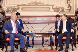 Phó Chủ tịch Ủy ban Nhân dân Thành phố Hồ Chí Minh Dương Anh Đức (phải) tiếp Thị trưởng thành phố Gold Coast (Australia) Tom Tate. (Ảnh: Xuân Khu/TTXVN)
